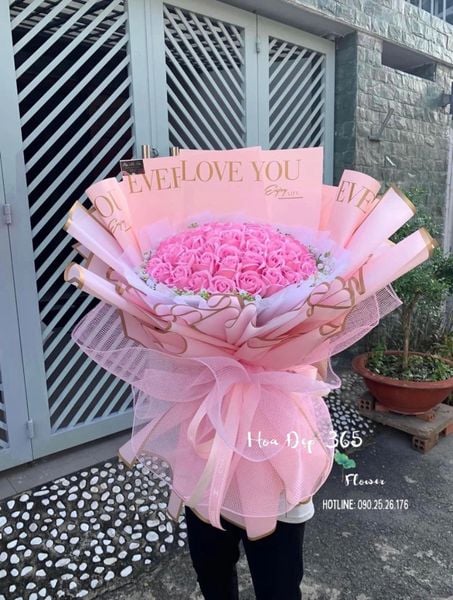 Bó hoa Pink Girl gồm 50 cành hoa hồng dâu sáp thơm biểu thị tình yêu