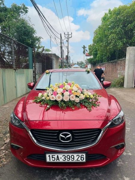 Màu đỏ tượng trưng cho cát tường, hỷ sự và những điềm lành, vì thế xe hoa màu đỏ luôn là sự lựa chọn hàng đầu của cô dâu chú rể.
