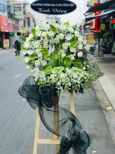Lẵng hoa hồng trắng viếng tang lễ mang phong cách trẻ trung với lối trang trí vô cùng sáng tạo.