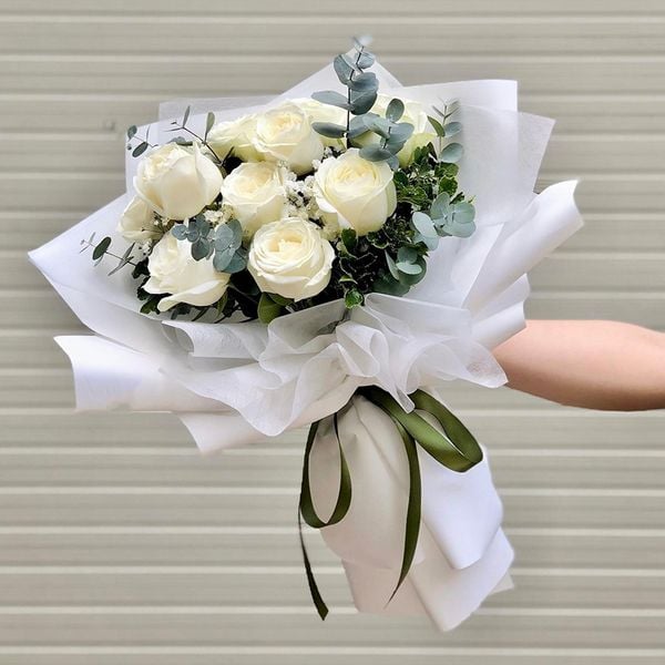 Bó hoa hồng trắng nhỏ đáng yêu và đầy tinh tế.