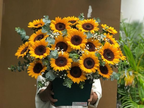 Giỏ hoa hướng dương tặng mẹ 20/10 mang ý nghĩa biết ơn, trân trọng công ơn của mẹ (Nguồn: Internet)