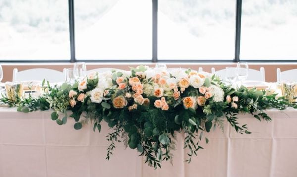Thêm một gợi ý hay ho nữa với mẫu hoa để bàn dáng dài nhẹ nhàng và thanh thoát.
