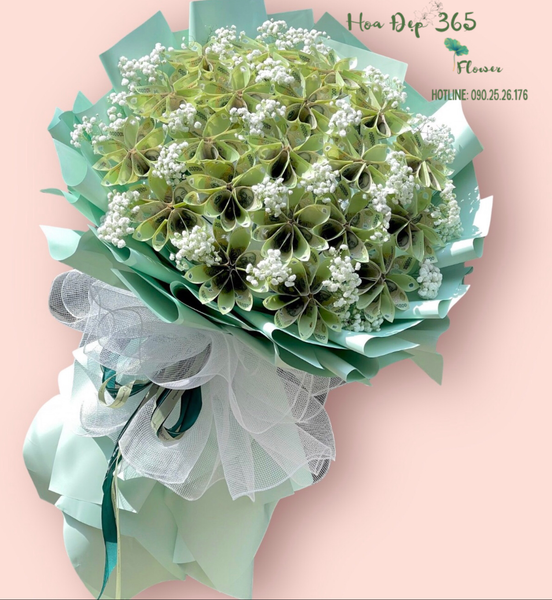 Bó hoa tiền tặng Valentine tạo bất ngờ