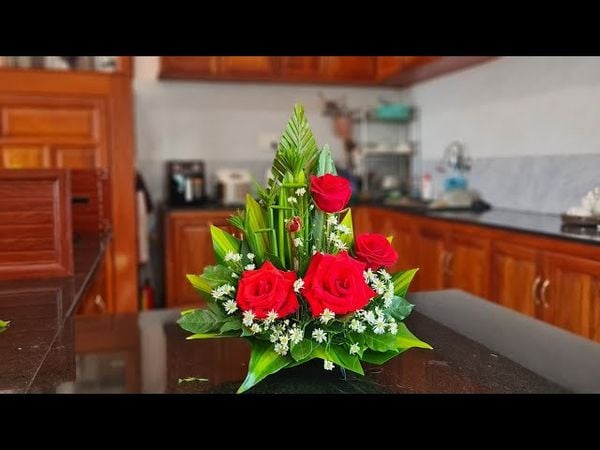 Mẫu cắm hoa hồng để bàn đơn giản thậm chí kể cả cho người mới bắt đầu.