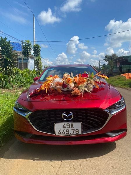 Xe hoa cưới màu đỏ cũng khá dễ dàng để trang hoàng.