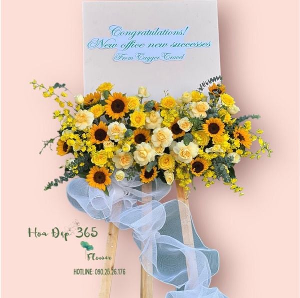 Khung hoa khai trương hướng dương như một lời chúc khởi đầu nhuận sắc cho gia chủ