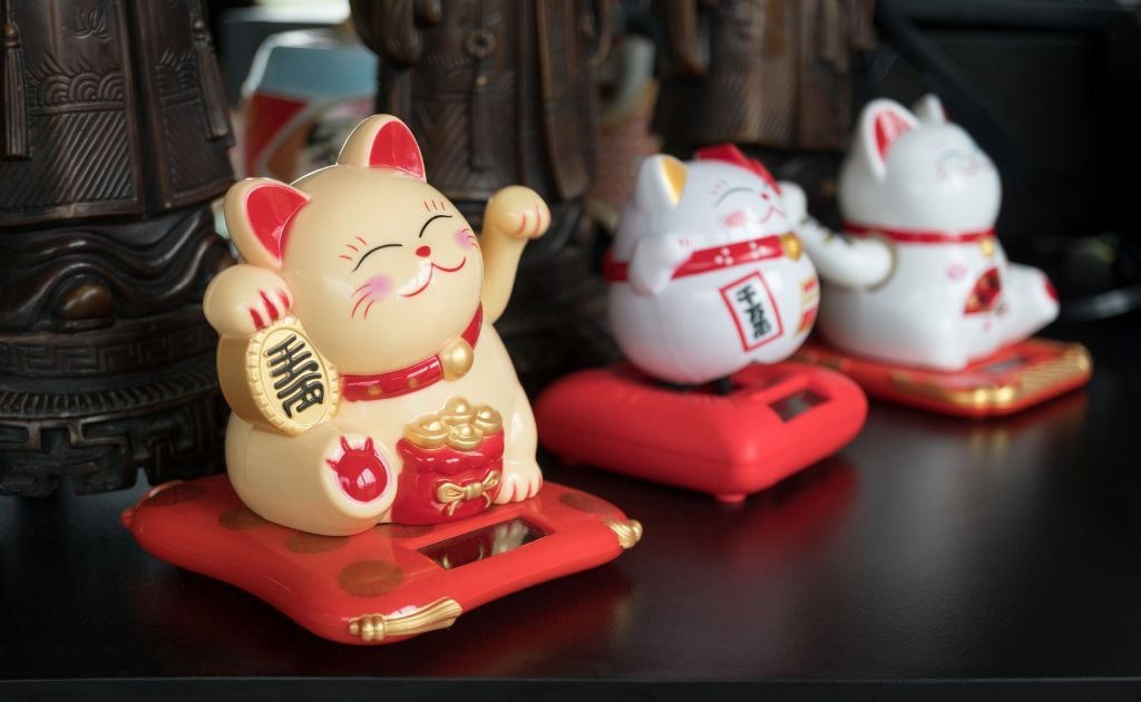 Mèo Thần Tài (Maneki Neko) - Biểu Tượng Tài Lộc và May Mắn