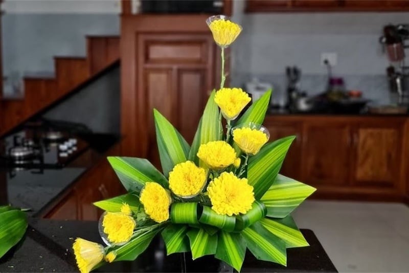 Cách cắm hoa cúc 10 bông theo hình bậc thang độc đáo