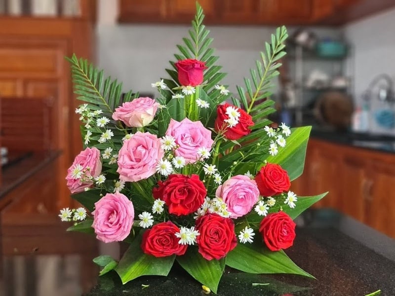 Cách cắm bình hoa hồng để bàn thờ