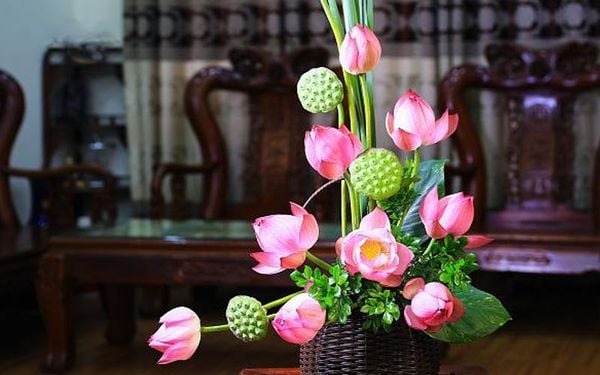 Hướng dẫn cắm hoa sen chưng bàn thờ Tết đẹp, phong thủy