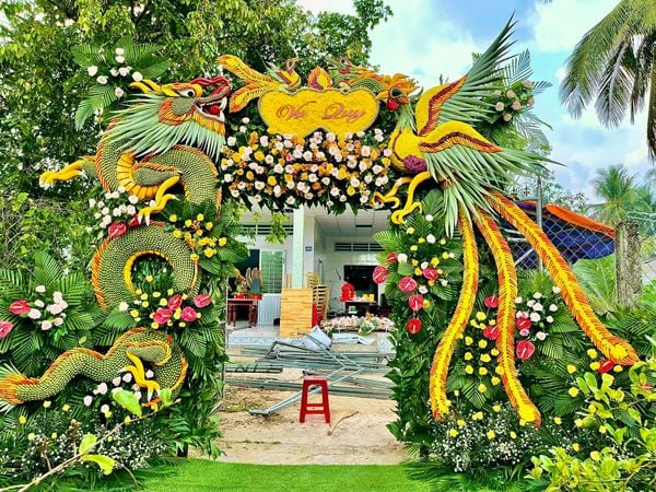 Cổng cưới quy mô “cây nhà lá vườn” nhưng cực kỳ sặc sỡ đang được hoàn thiện thi công.