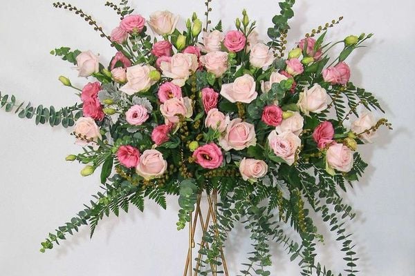 Chuẩn bị thêm hoa chúc mừng khai trương để tăng vượng khí
