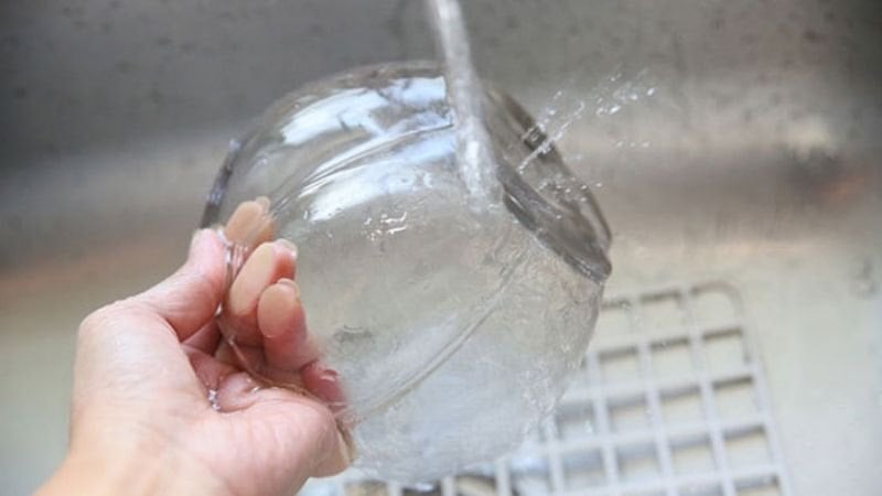 Vệ sinh bình và thay nước định kỳ là bí quyết giữ hoa bền đẹp