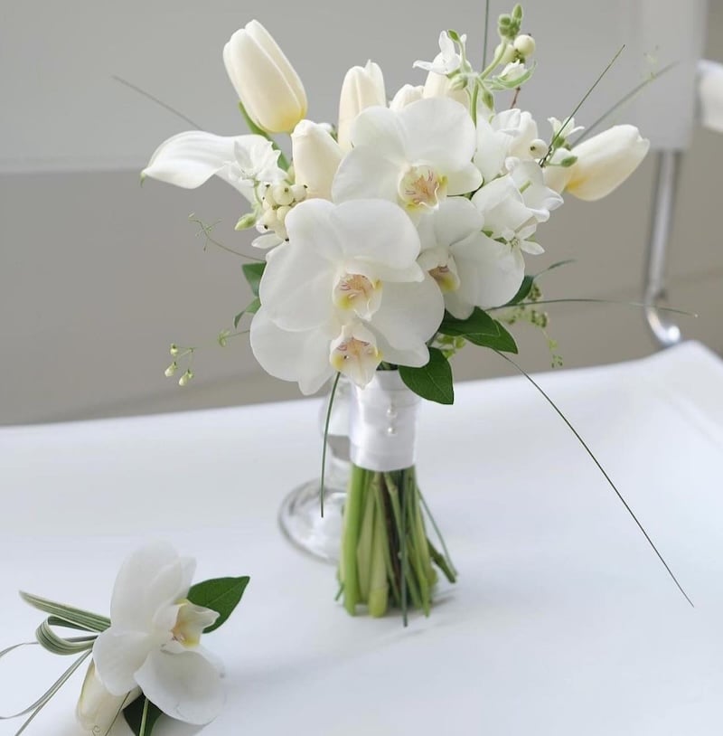 Hoa cưới Lan Hồ Điệp mix Tulip thiết kế hiện đại, sang trọng