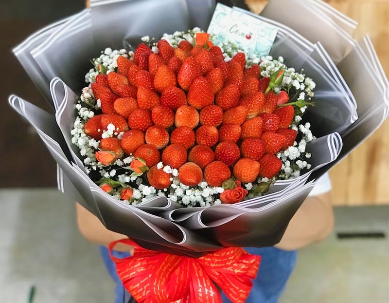 Sự hòa quyện giữa sắc hoa và hương trái cây của Bó Hoa Bé Dâu - TC08 tạo nên món quà 20/10 đặc biệt