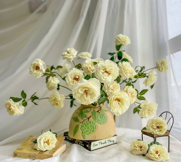 Mẫu hoa hồng trắng trang trí nhà cửa tươi sáng