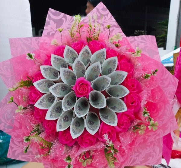 Bó hoa 20/10 bằng tiền giấy 2k màu hồng xinh đẹp, sang chảnh