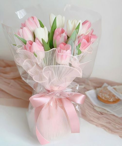Hoa tulip hồng trắng - loài hoa tặng sinh nhật bạn thân là nữ giới cực cháy hàng 2026.