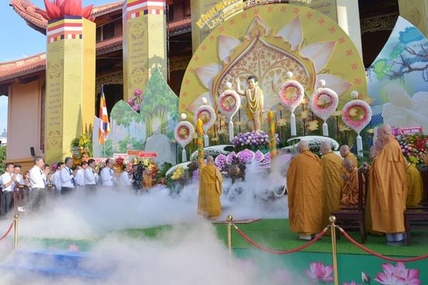 Đức Pháp chủ GHPGVN cầu nguyện “chấm dứt chiến tranh, hận thù” trên thế giới.