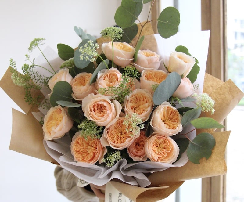 Expensive Juliet rose bouquet for birthday gift