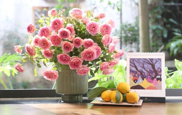 Bình hoa hồng đẹp mê ly trang trí phòng ngủ