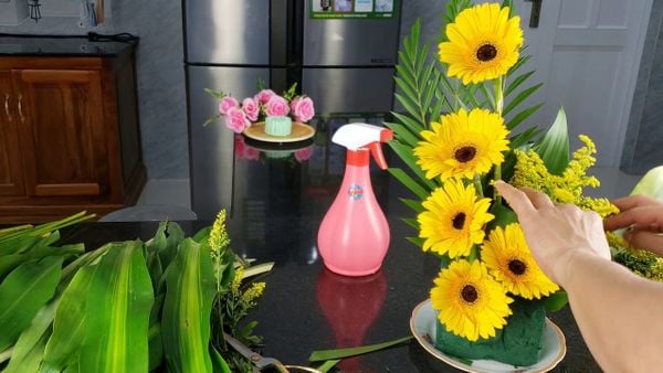 Cách cắm hoa hướng dương chưng Tết đẹp, đơn giản