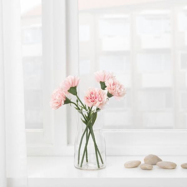 Phong cách cắm hoa phăng này tuy đơn giản nhưng lại rất tinh tế và nên thơ.