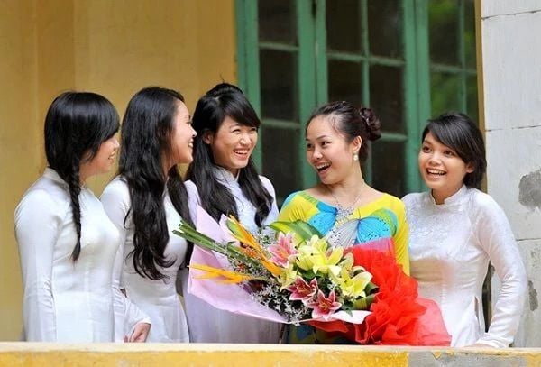 Bạn có thể gửi đến cô giáo những lời chúc kèm theo một bó hoa 20/10 tươi tắn (Nguồn: Internet)