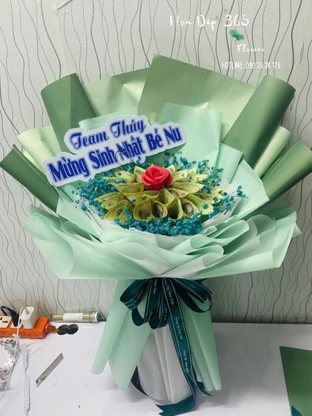 Chúc mừng sinh nhật với bó hoa xanh lá đầy thơ mộng