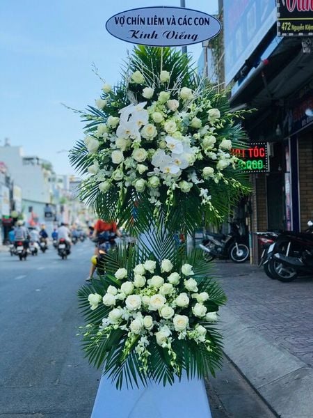 Lẵng hoa hồng trắng viếng tang lễ ý nghĩa và đẹp mắt.