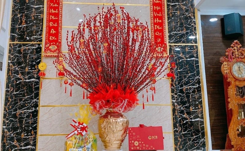 Mẫu bình cắm hoa tầm xuân sang trọng
