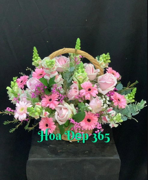 Giỏ hoa với tone màu hồng