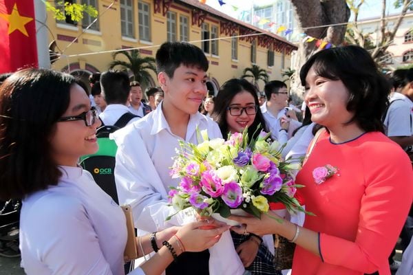Hình ảnh chúc mừng 20/10 đẹp nhất khi trao tặng hoa tri ân cho cô giáo (Nguồn: Internet)