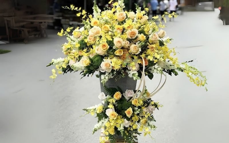 Hộp hoa sinh nhật mix hoa hồng vàng và hoa baby cực sang trọng
