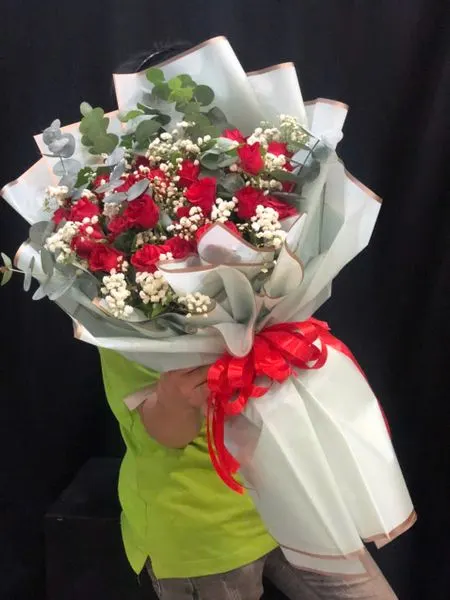 長形花束:  真誠紅玫瑰花束 - HBD142 