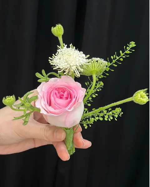 99K以下花卉:  玫瑰胸花 - CA014 