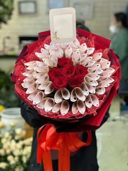 Hoa Tặng Gia Đình: Bó Hoa Tiền 50k Mix Hoa Hồng Đỏ - BT26 | Flosa