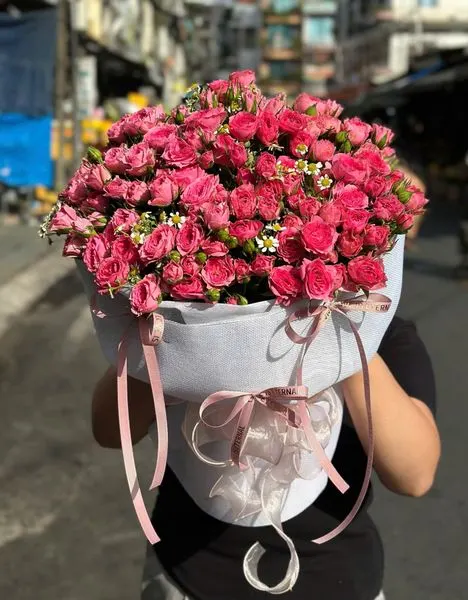 圓形花束:  小巧可愛的妹妹玫瑰花束 