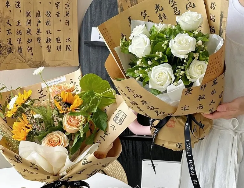 Bó hoa kiểu Hàn gói giấy kraft, mang phong cách nghệ thuật và phóng khoáng.