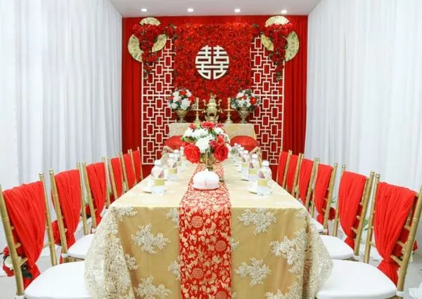 Màu đỏ luôn là sắc độ truyền thống và được ưa chuộng trong những dịp trọng đại như ngày cưới.