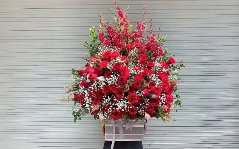 Mẫu lẵng hoa hồng đỏ sang trọng và quý phái