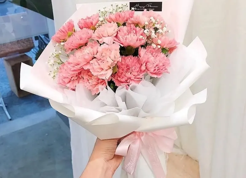 Bó hoa cẩm chướng hồng nhẹ kết hợp baby trắng, thể hiện sự quan tâm và gắn bó dài lâu.