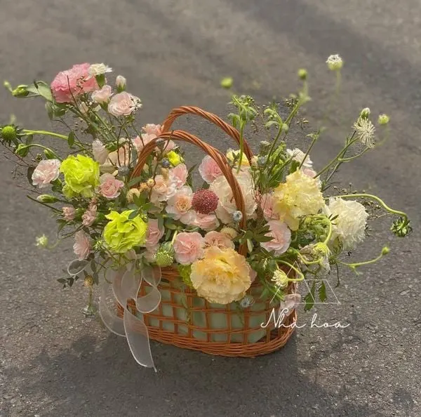Giỏ hoa cát tường mix hoa cẩm chướng phối lá phụ đầy sắc màu pastel mơ mộng