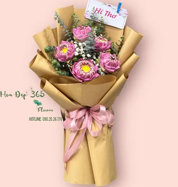 Bó hoa Sen hồng tặng mẹ và bà tỏ lòng hiếu kính