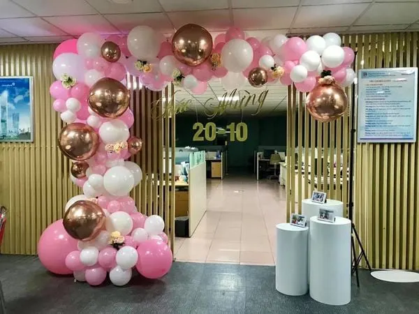 Hãy tạo bất ngờ cho các nàng bằng chiếc cổng chào đón 20/10 bằng bóng bay vô cùng đáng yêu này.