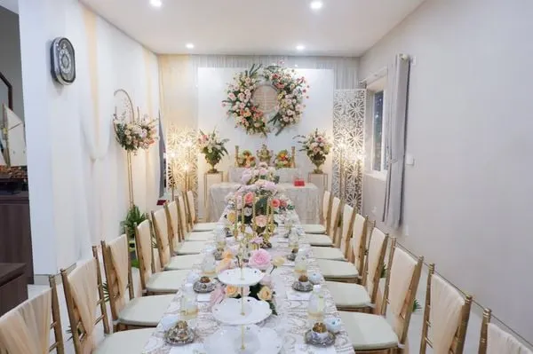 Tham khảo lối thiết kế và trang trí bàn gia tiên tuy đơn giản nhưng vô cùng bắt mắt và sang trọng.