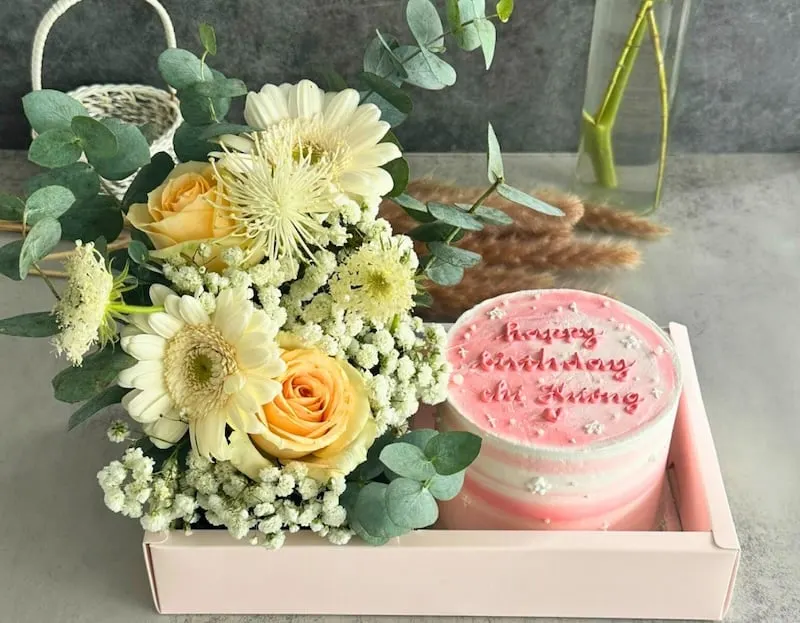 Hình ảnh hộp hoa hồng và bánh sinh nhật xinh xắn tặng bạn bè