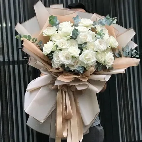 Bó hoa hồng trắng cỡ đại dành cho các cặp đôi đang yêu.