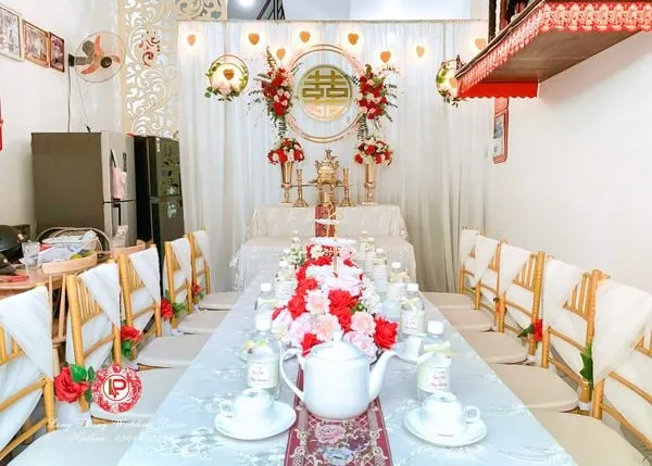 Bạn cũng hoàn toàn có thể trang trí bàn gia tiên cho ngày cưới với phong cách đơn giản, gần gũi như thế này để tạo sự thân thiện cho quan viên hai họ.