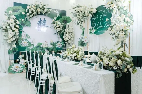 Hoa hồng trắng nổi bật trên background xanh sẽ giúp buổi lễ trong ngày trọng đại của bạn trở nên dễ chịu, dịu dàng và nhẹ nhàng hơn bao giờ hết.